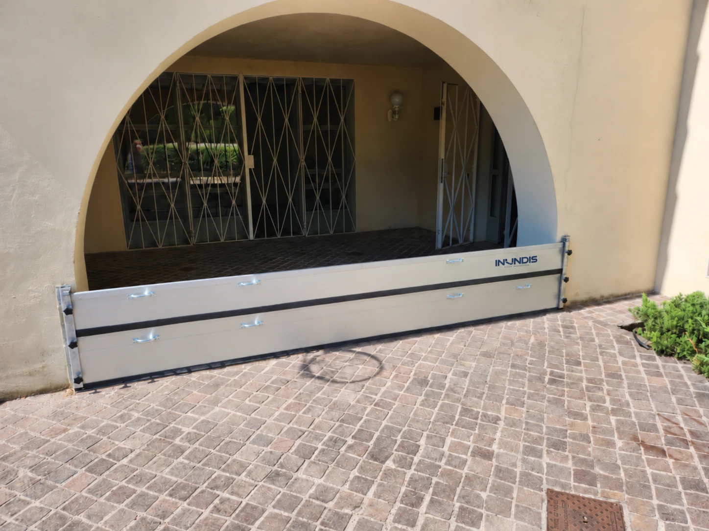 Barrera INUNDIS de cinco metros en la entrada de un garaje