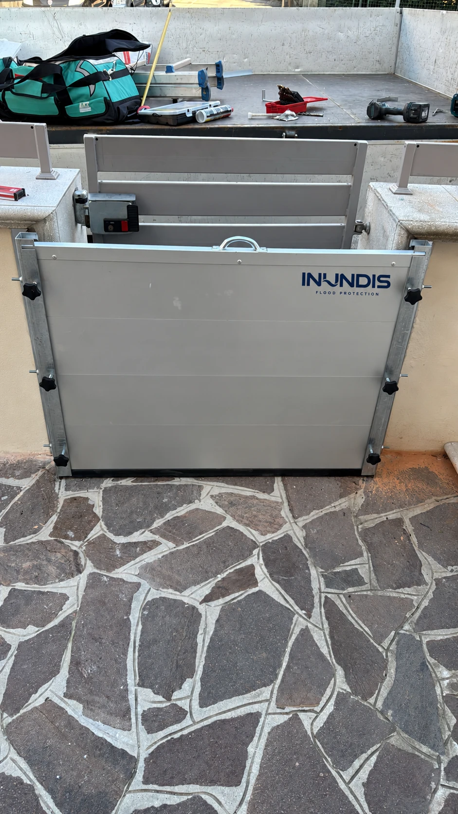 Barrera INUNDIS en un hueco de terraza, durante la instalación